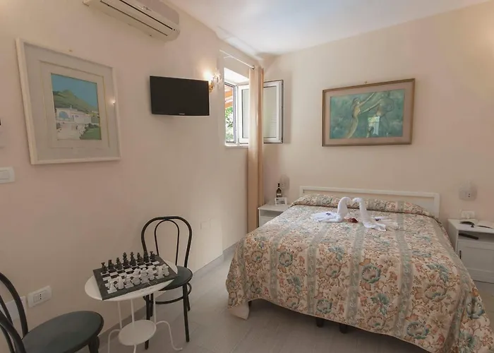 La Rondinella Hotell 2*